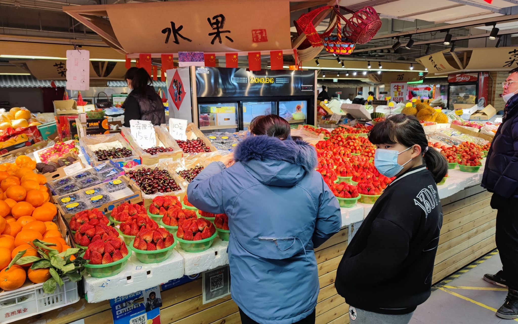 北京望京地區一家菜市場里，市民正在挑選水果。新京報記者 王巍 攝